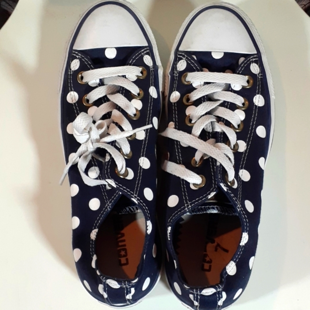 Converse low top navy blue and white polkadots sneakers